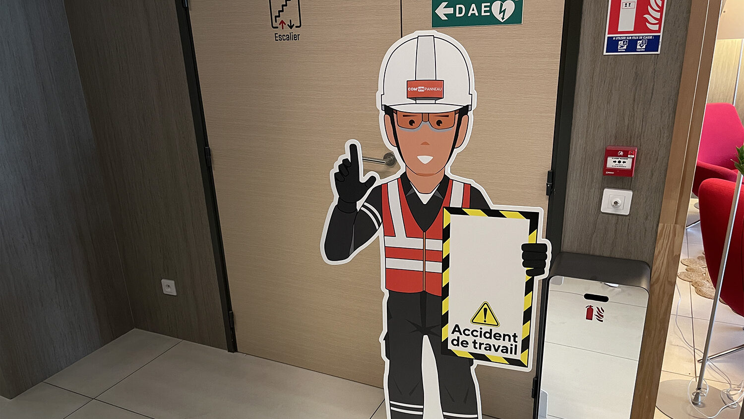 Totem sécurité Accident de travail - PVC avec chevalet - Com'un Panneau - Création plan d'affichage